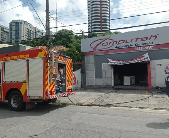 Incêndio atinge retífica desativada no centro de Maceió e levanta suspeita de ação criminosa