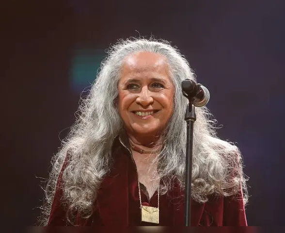 Maria Bethânia chega aos 80 anos como referência da música brasileira