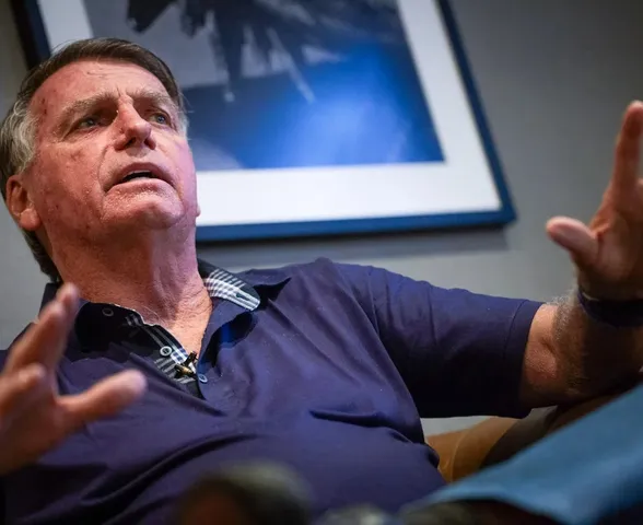 PCDF indicia agente do GSI por porte ilegal de arma de Bolsonaro