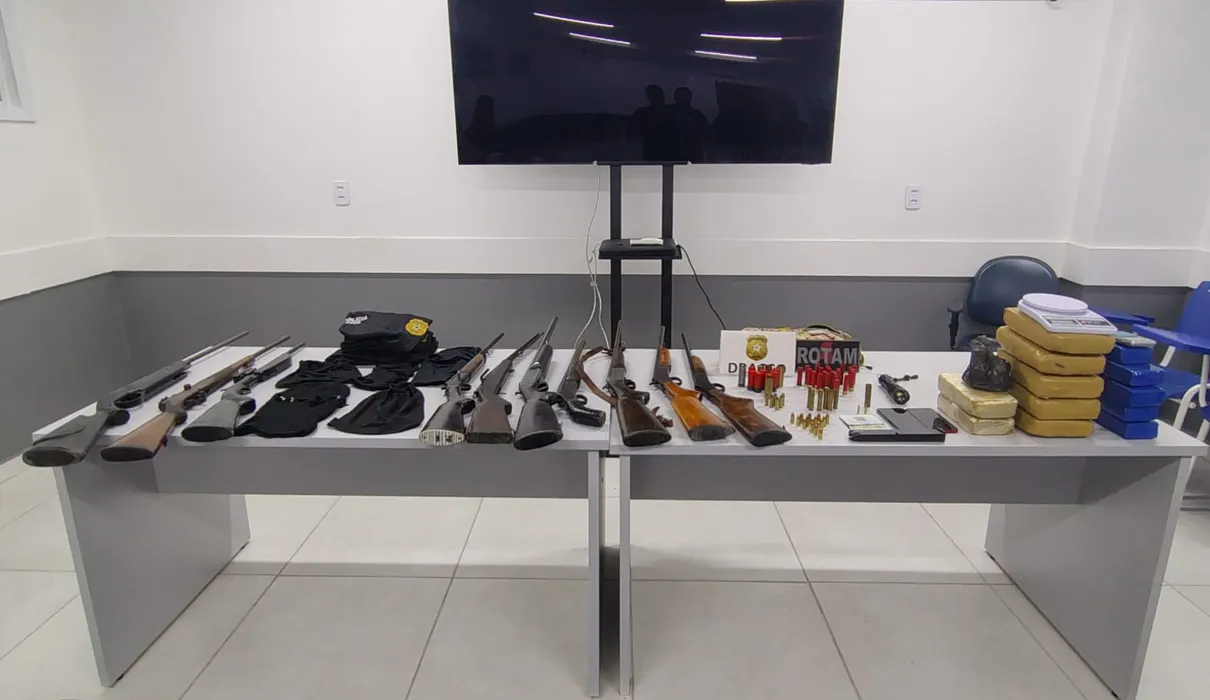 Polícia intercepta veículo e apreende arsenal ligado ao Comando Vermelho em Arapiraca