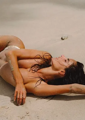 Alessandra Ambrosio encanta web com ensaio topless na praia: 'Deusa'
