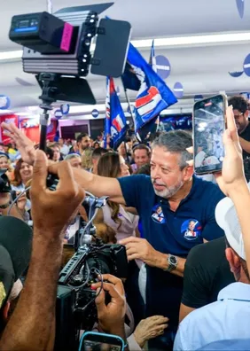 Arthur Lira adia escolha entre Lula e Flávio Bolsonaro e defende distância dos extremos
