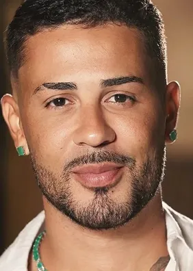 Carlinhos Maia fala após vídeo beijando mulher: "A boca é mais macia"
