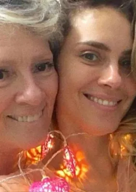 Carol Dieckmmann relembra trauma da infância: "Vi a minha mãe beber"