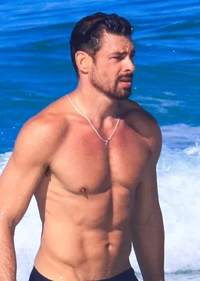 Cauã Reymond exibe boa forma em praia na Barra da Tijuca, no RJ