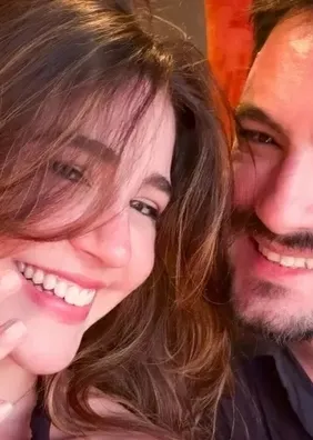 Felipe Neto anuncia noivado com Juliane Carvalho durante viagem à Grécia
