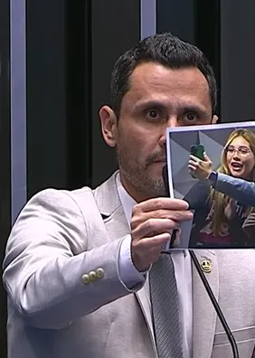 "Fui idiota", diz Cleitinho sobre foto com Virgínia na CPI das Bets