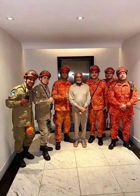 Gilberto Gil é resgatado por bombeiros após susto em elevador: 'Aquele abraço'