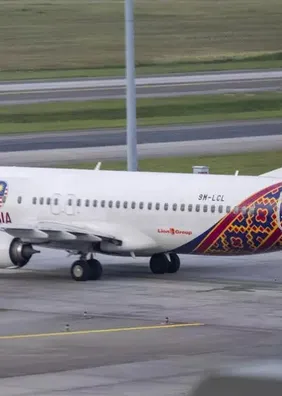 Homem é preso após tentar abrir saída de emergência de avião durante voo