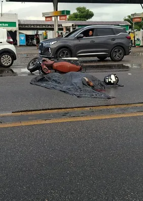 Motociclista morre após colidir com caminhão na Avenida Menino Marcelo