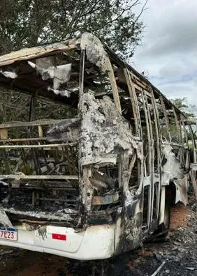 Motorista pula da janela para escapar de ônibus escolar em chamas em Craíbas
