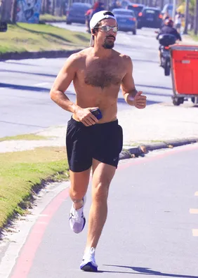 Nicolas Prattes  aproveita o dia para correr na orla da Barra da Tijuca