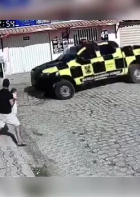Pai e filho escapam por segundos de serem atingidos por viatura durante perseguição