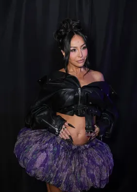 Sabrina Sato deixa barriguinha de gravidez de fora em evento fashion