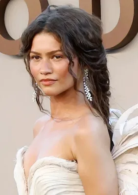 Trança usada por Zendaya faz sucesso; aprenda a reproduzir o penteado