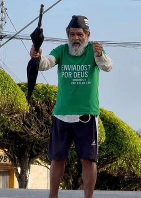 VÍDEO: 'Peregrino' surpreende moradores de Capela ao pregar pelas ruas às 5h da manhã
