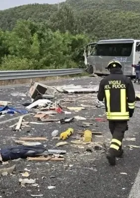 Acidente entre ônibus e motorhome deixa seis mortos e 34 feridos na Itália