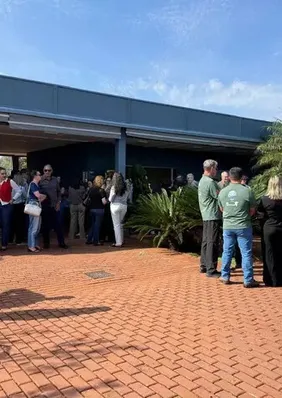 Capela lotada marca despedida de veterinário e da mãe mortos