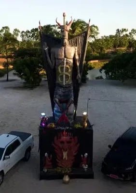 Cidade nordestina ganha estátua de 11 metros em homenagem ao diabo