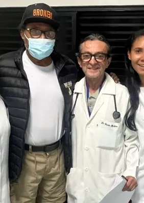 Edson Gomes recebe alta após internação e deixa hospital