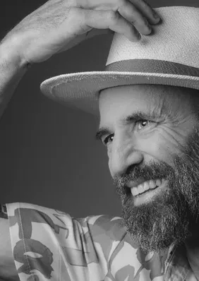Influenciador que fez velório em vida morre após diagnóstico de câncer