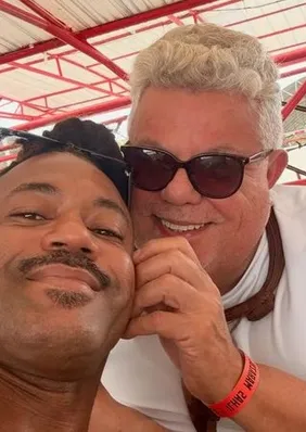 Milton Cunha posa para fotos com o namorado em Maceió