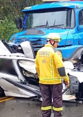 Motorista de BMW morre esmagado por caminhão em rodovia