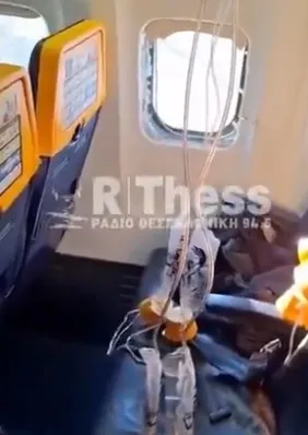 VÍDEO: passageiro é quase sugado para fora do avião em voo na Grécia