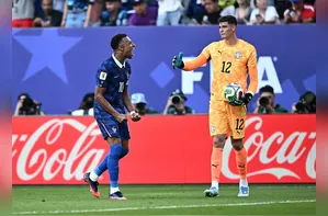 Goleiro do Paraguai rebate Mbappé sobre acusação de jogo sujo