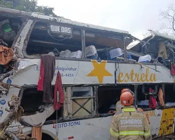 Acidente com ônibus deixa nove pessoas mortas na região serrana do RJ