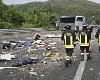 Acidente entre ônibus e motorhome deixa seis mortos e 34 feridos na Itália