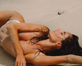 Alessandra Ambrosio encanta web com ensaio topless na praia: 'Deusa'