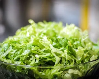 Alface de rede de fast-food é investigada como origem de diarreia explosiva