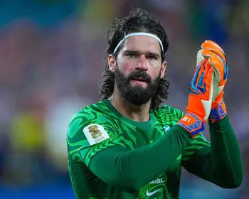 Alisson lamenta eliminação na Copa e indica permanência na Seleção