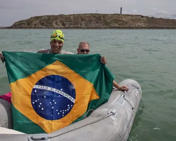 Ana Marcela Cunha completa travessia do Canal da Mancha com recorde sul-americano