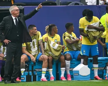 Ancelotti lamenta queda precoce, mas avisa: 'Não é o fim, é o início de um novo ciclo"