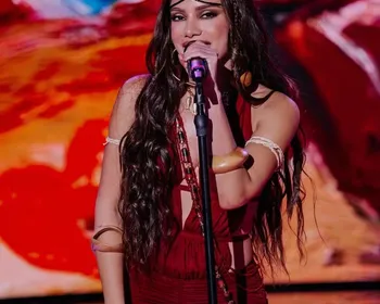Anitta interrompe Cissa Guimarães ao vivo: 'Vai deixar eu terminar'