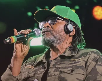Aos 71 anos, Edson Gomes é internado na UTI após show em Salvador