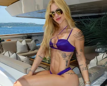 Após dias se bronzeando em iate na Itália, Virginia Fonseca exibe marquinha em fotos de biquíni