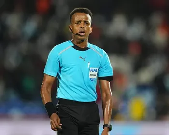 Árbitro somali impedido de apitar Copa faz história na Supercopa da Uefa