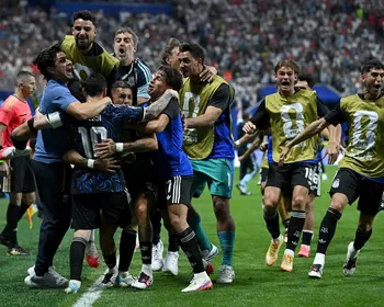 Argentina vira nos acréscimos, elimina a Inglaterra e vai à final da Copa