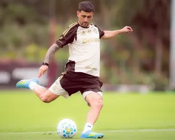 Arrascaeta treina com bola, e uruguaios do Flamengo se reapresentam no Ninho