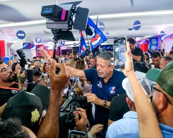 Arthur Lira adia escolha entre Lula e Flávio Bolsonaro e defende distância dos extremos