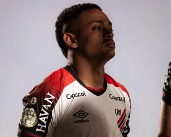 Athletico-PR não comentará caso de Léo Derik, condenado por estupro