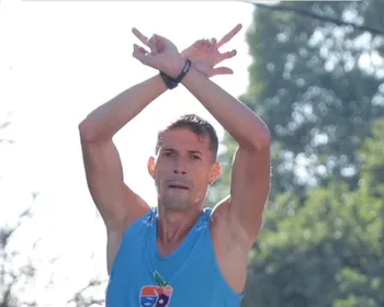 Atleta perde pódio em corrida do Cruzeiro por fazer gesto da Galoucura