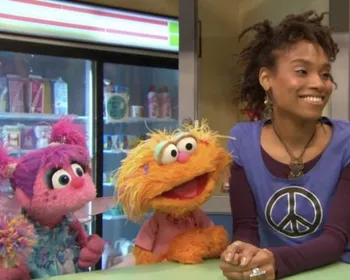 Atriz de 'All That' e 'Vila Sésamo' morre aos 46 anos após complicação de crise de asma