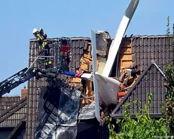 Avião de pequeno porte cai em casa  e mata uma pessoa