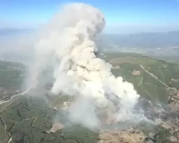 Bombeiros trabalham para conter incêndio florestal na Turquia
