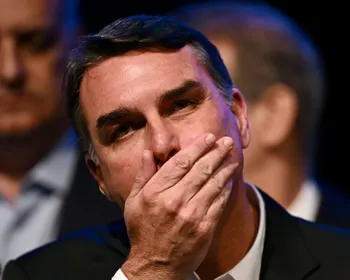 Cadastro falso de Flávio diz que candidato mora na "Rua dos Bandidos"