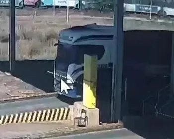 Caminhoneiro bêbado quebra cancela com carreta e tenta subornar PMs